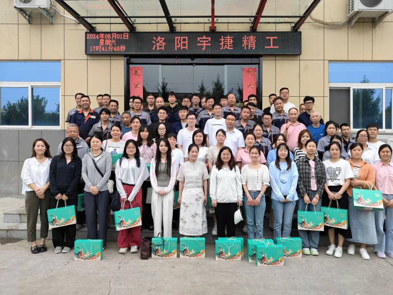 淡淡棕葉香，濃濃世間情，根根絲線連，切切情意牽！